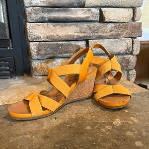 Mootsies tootsies yellow wedge sandals GUC